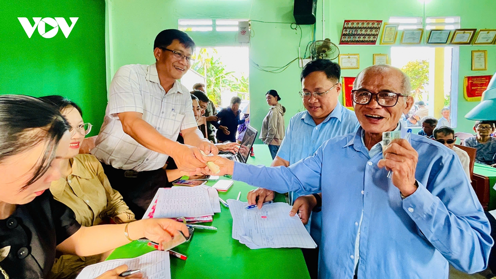 Người dân Quảng Ngãi phấn khởi nhận quà Tết Độc lập