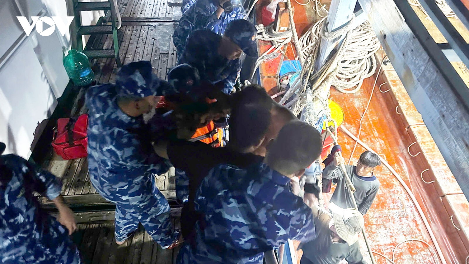 Cảnh sát biển 4 vượt sóng lớn cứu ngư dân gặp nạn