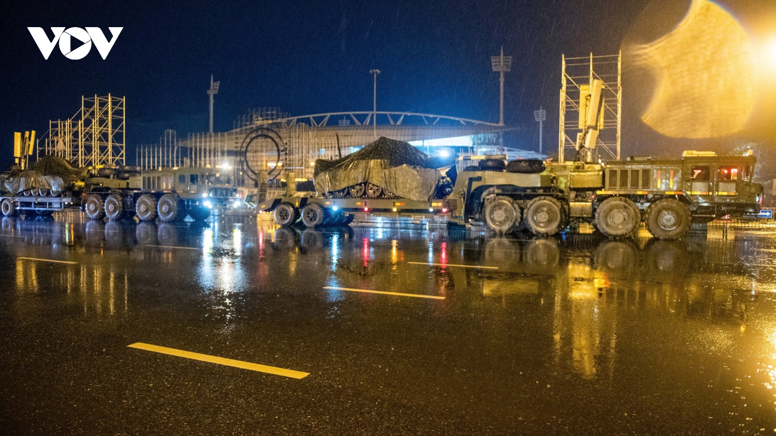 Dàn khí tài cơ động trong mưa đêm, sẵn sàng cho nhiệm vụ diễu binh, diễu hành