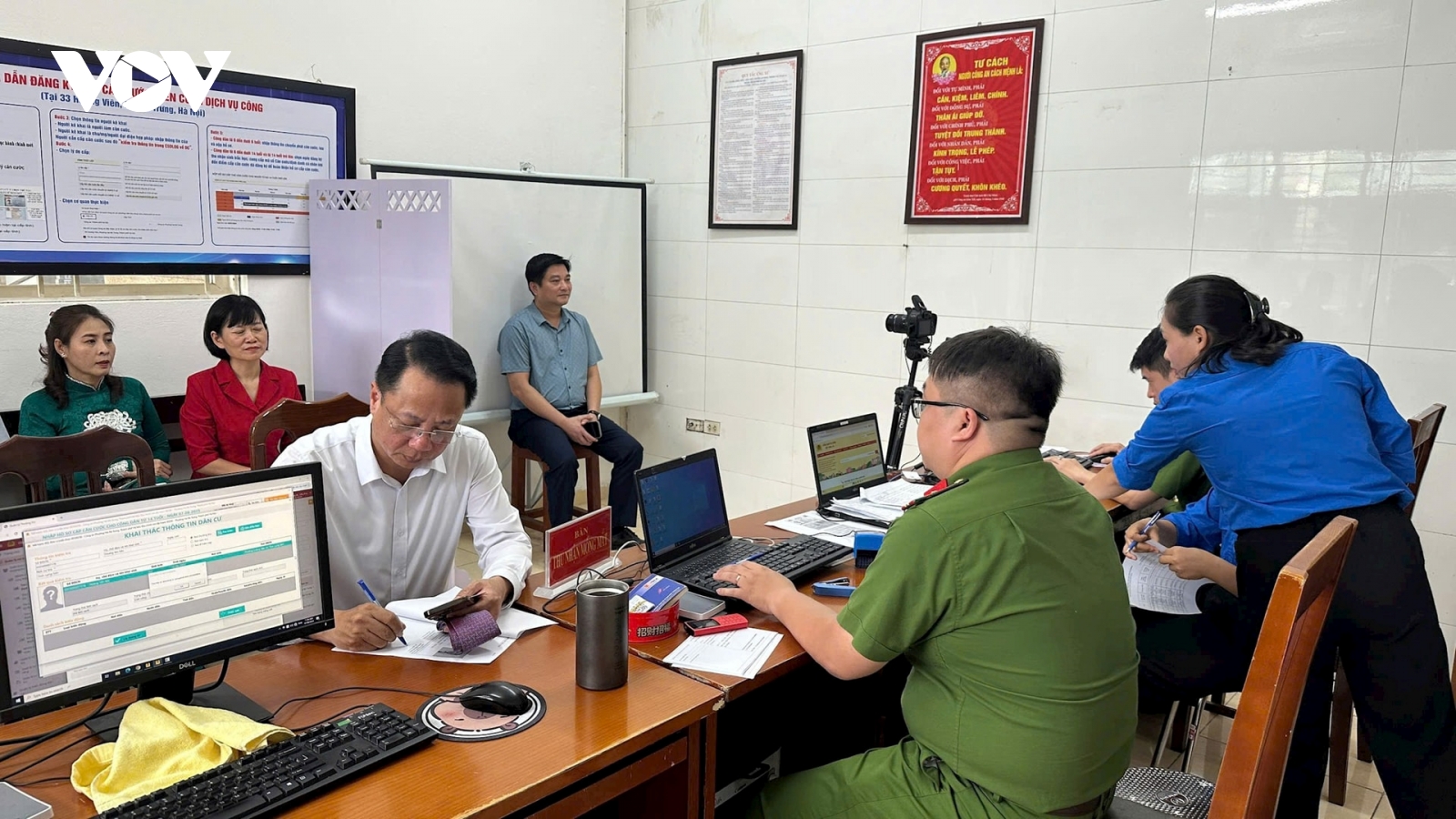 Công an Hà Nội tăng tốc đổi thẻ Đảng viên, hoàn thành trước 15/8