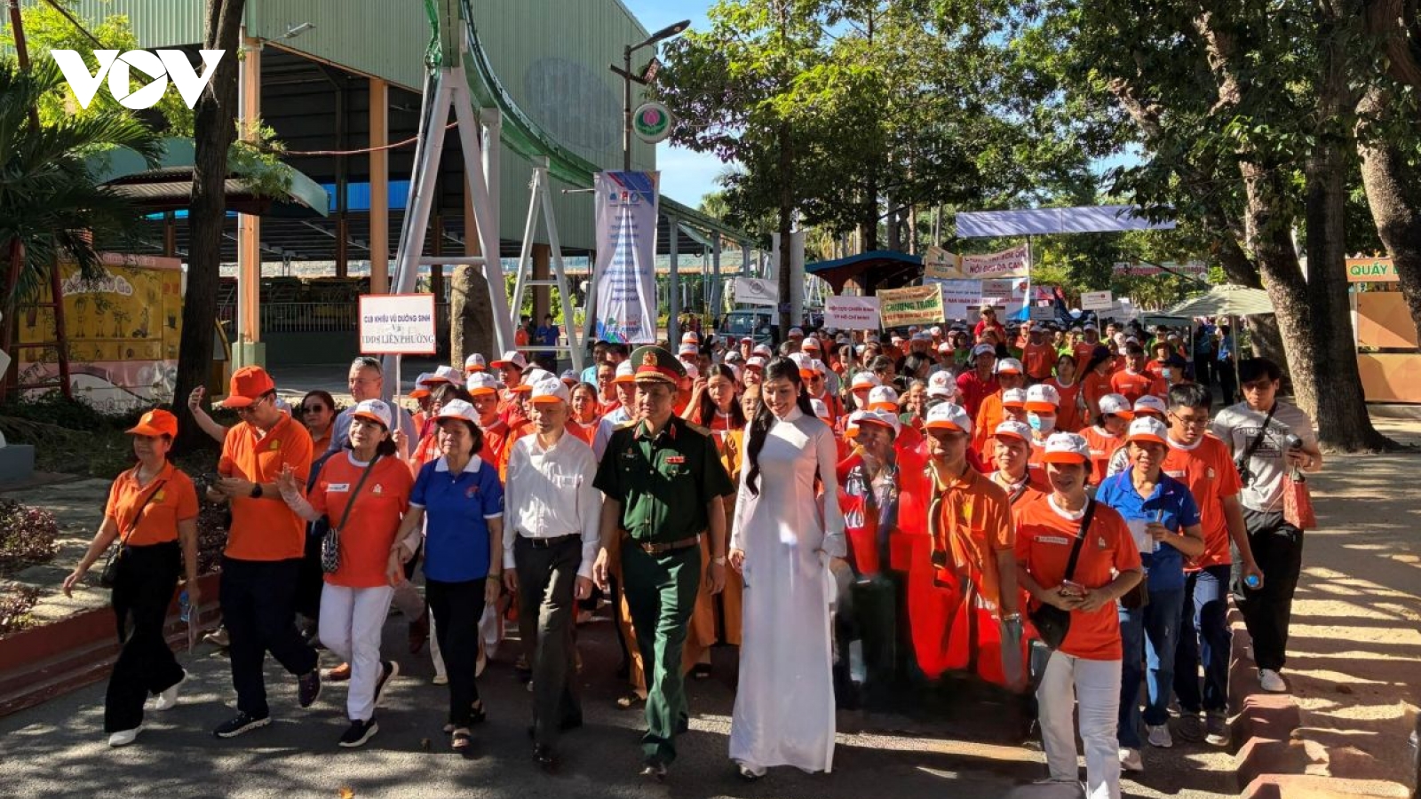 Hơn 5.000 người tham gia đi bộ gây quỹ cho nạn nhân da cam