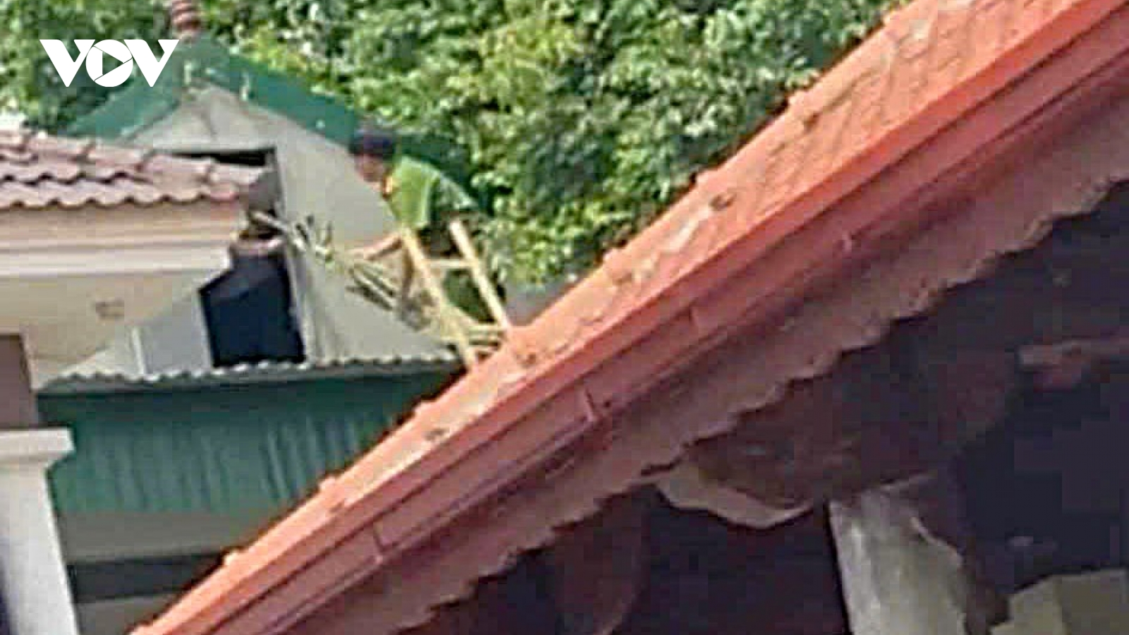 Người đàn ông tử vong trên mái nhà tại Nghệ An