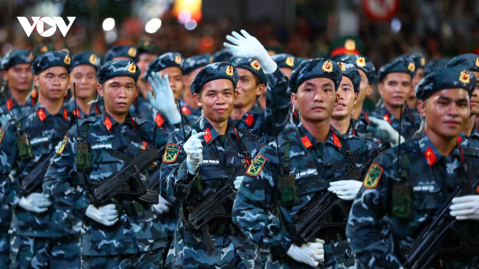 Người dân thích thú khi chiến sĩ khối diễu hành "thả tim" trong buổi hợp luyện lần 2