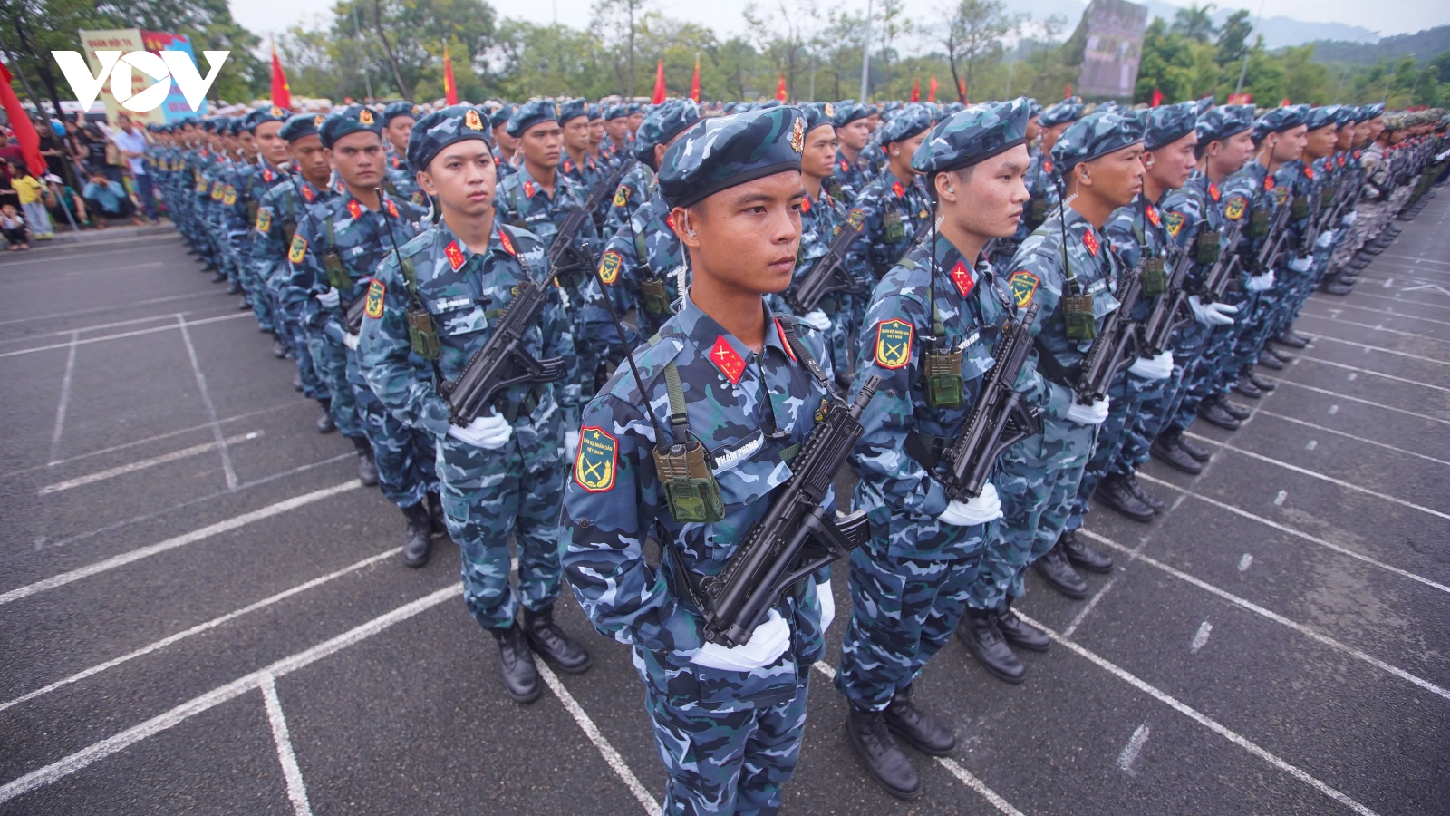 Hàng nghìn người dân đến cổ vũ lực lượng tập luyện diễu binh A80