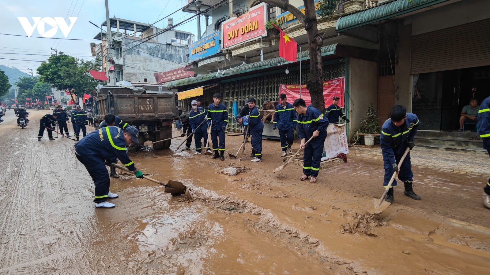 Các lực lượng ra quân giúp dân khắc phục hậu quả sau lũ ở Sơn La