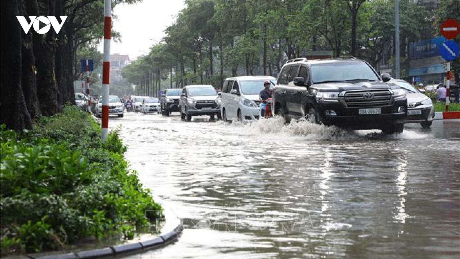 Cảnh báo dông, lốc, sét, mưa đá và mưa lớn tại khu vực nội thành Hà Nội