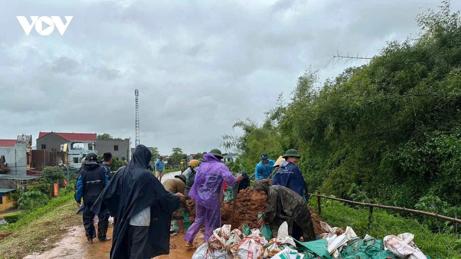 Thanh Hóa khẩn trương khắc phục sự cố trên các tuyến đê sau bão số 5