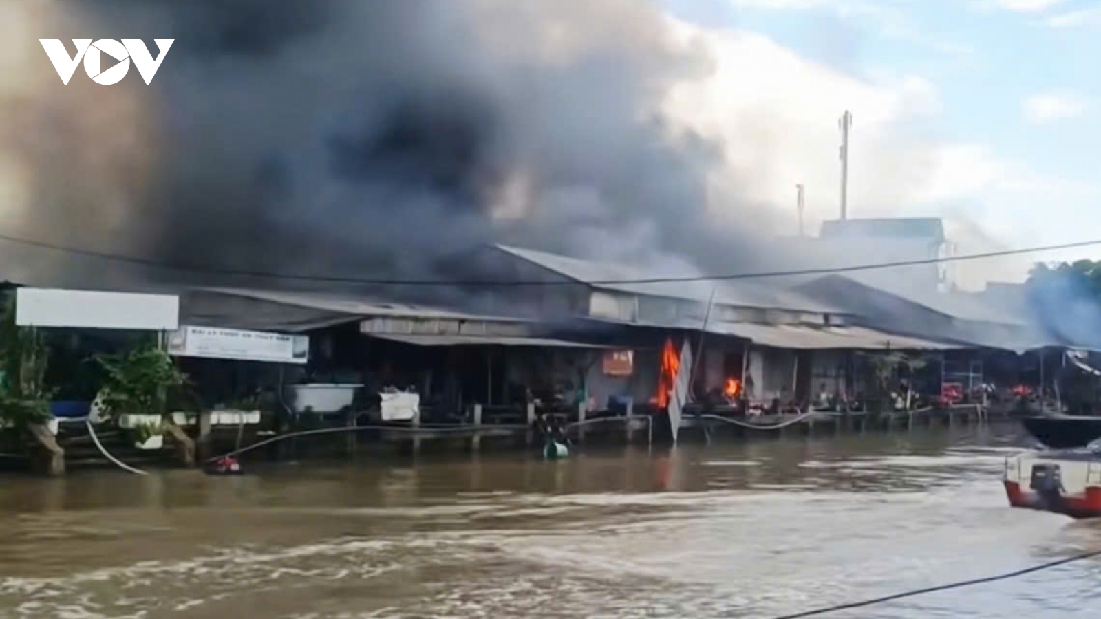 Cà Mau: Chồng chém vợ, rồi đốt nhà làm cháy hoàn toàn 56 căn kiốt