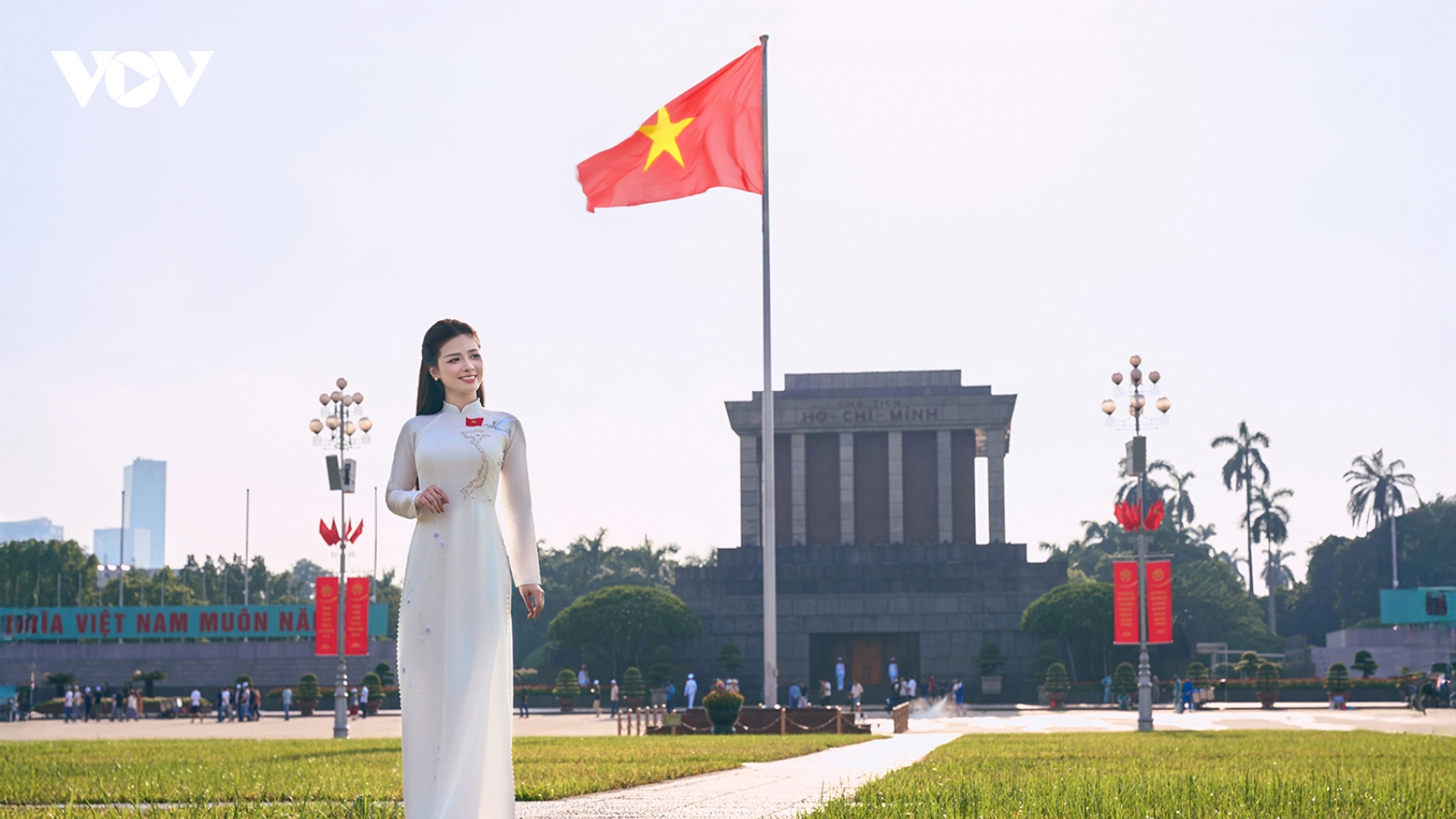 Dương Hoàng Yến hát “Tổ quốc trong ánh mặt trời” tri ân thế hệ đi trước
