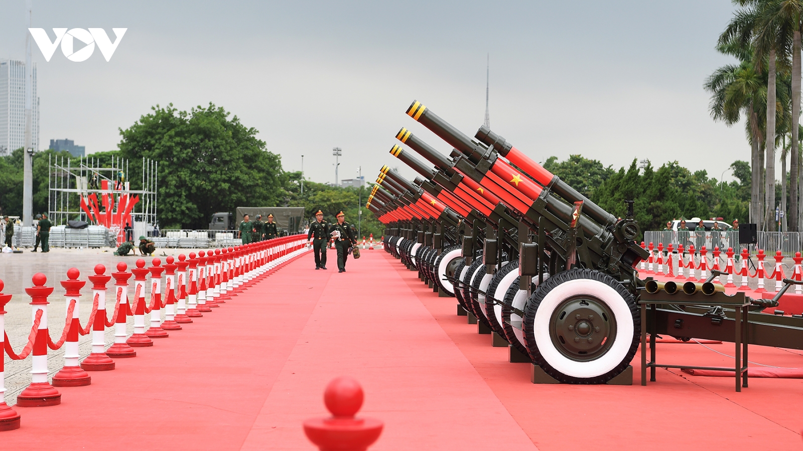 Cận cảnh 15 khẩu pháo lễ trước giờ tổng hợp luyện diễu binh, diễu hành