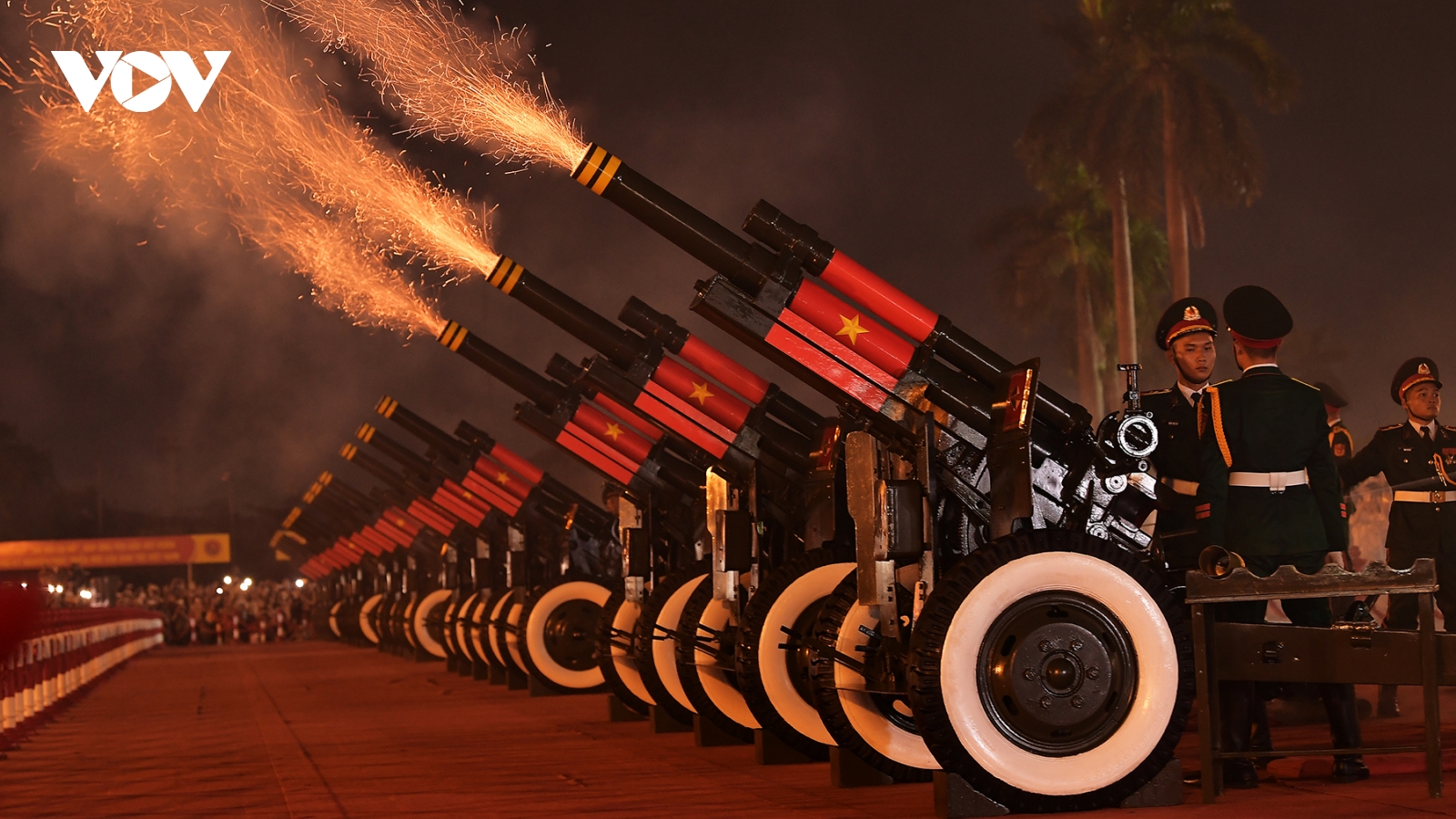 Dàn pháo lễ diễn tập khai hoả trên quảng trường sân vận động Mỹ Đình, Hà Nội
