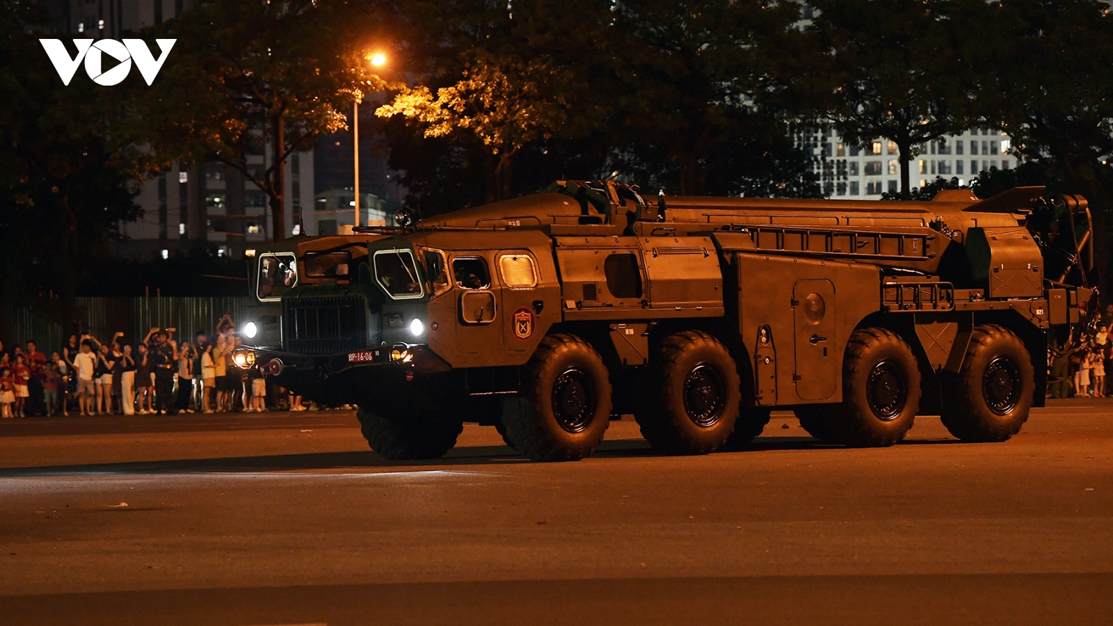 Hàng nghìn người hào hứng xem bắn đại bác, chiêm ngưỡng dàn xe quân sự ở Mỹ Đình