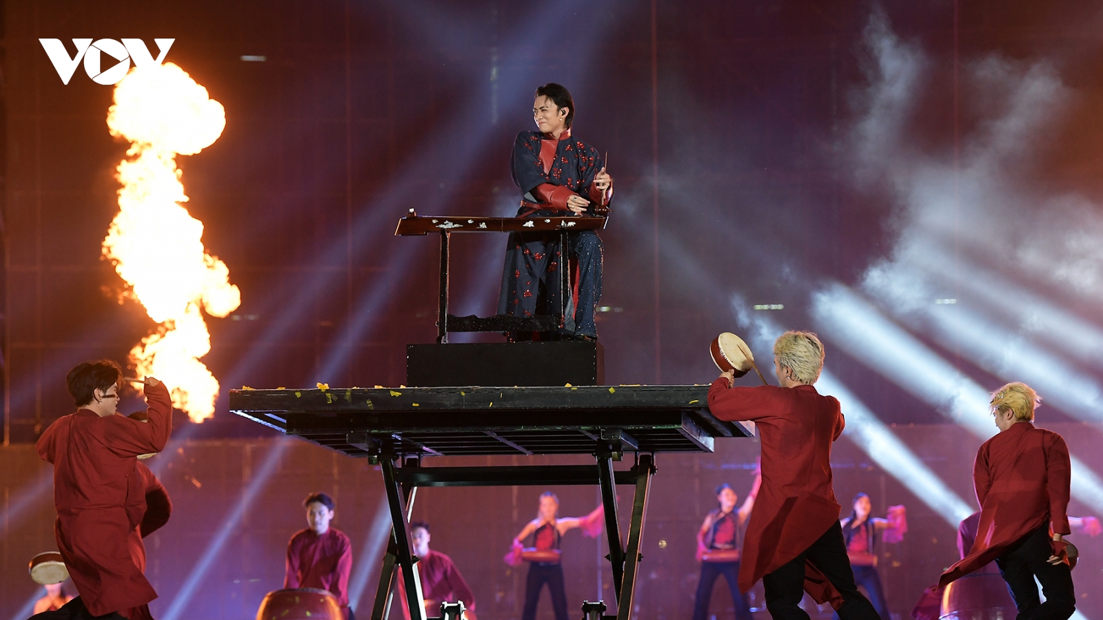 DPR IAN tỏ tình fan Việt, Soobin tặng đàn bầu: "8Wonder" bùng nổ cảm xúc