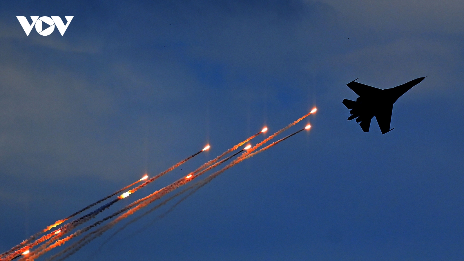 Mãn nhãn màn thả bẫy nhiệt của dàn tiêm kích SU-30MK2 trên bầu trời Hà Nội