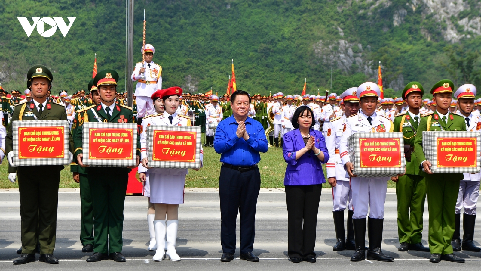 Trưởng Ban Tuyên giáo và Dân vận Trung ương động viên các lực lượng diễu binh A80