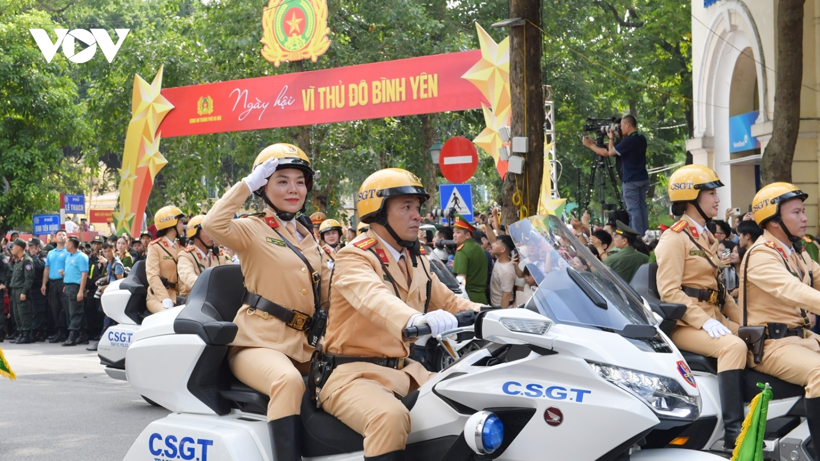 Người dân hào hứng xem các khối CAND diễu hành trong "Ngày hội vì Thủ đô bình yên"