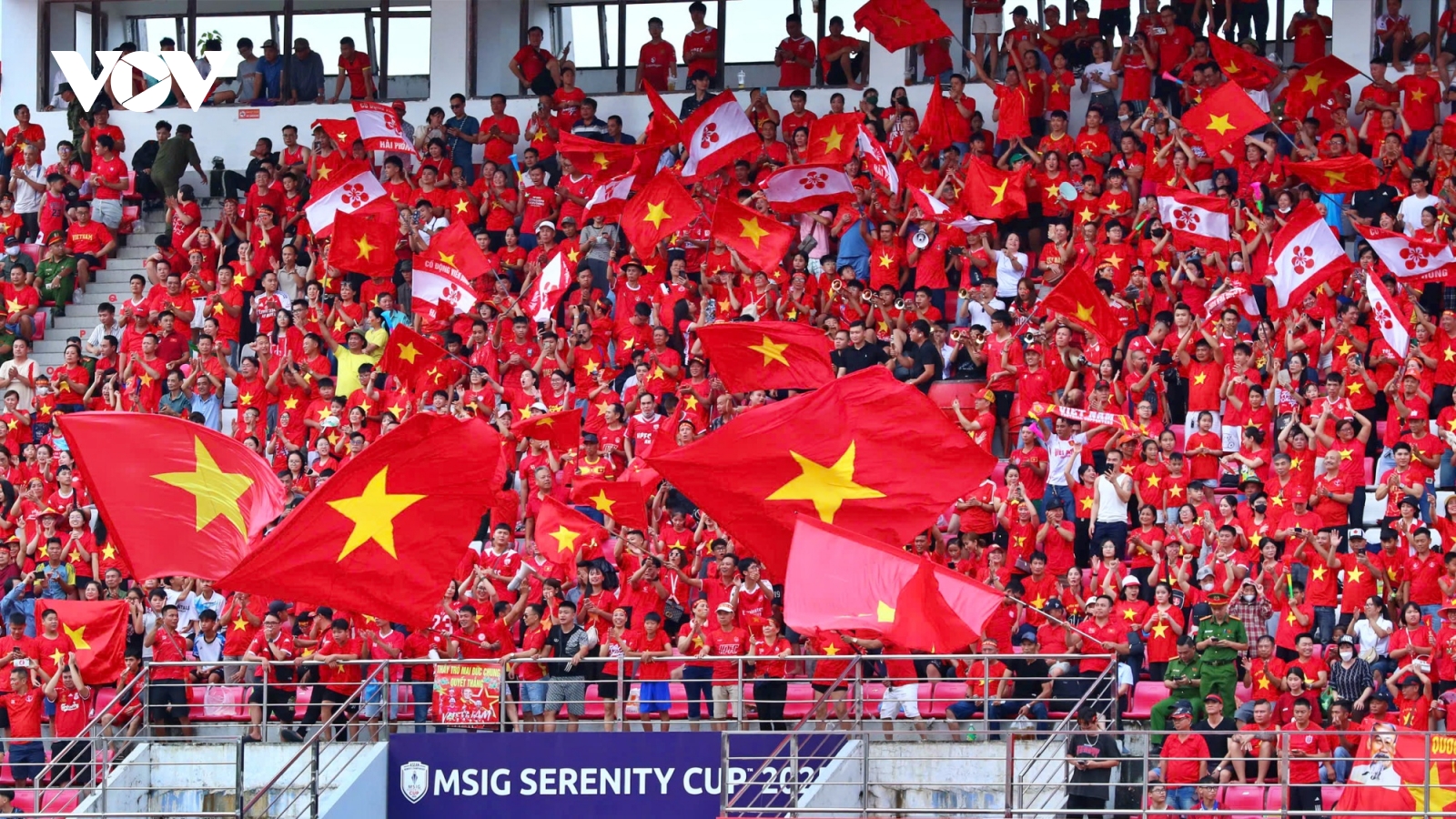 HLV Mai Đức Chung xúc động tri ân người hâm mộ sau chiến thắng đậm trước Thái Lan