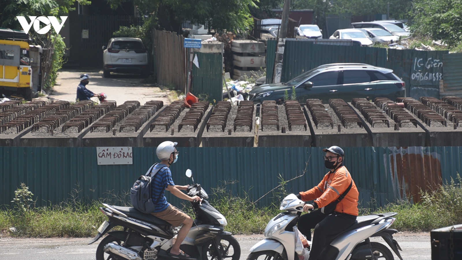 Hà Nội: Cầu L3 trên đường vành đai 2,5 chậm thi công thành bãi rác lộ thiên
