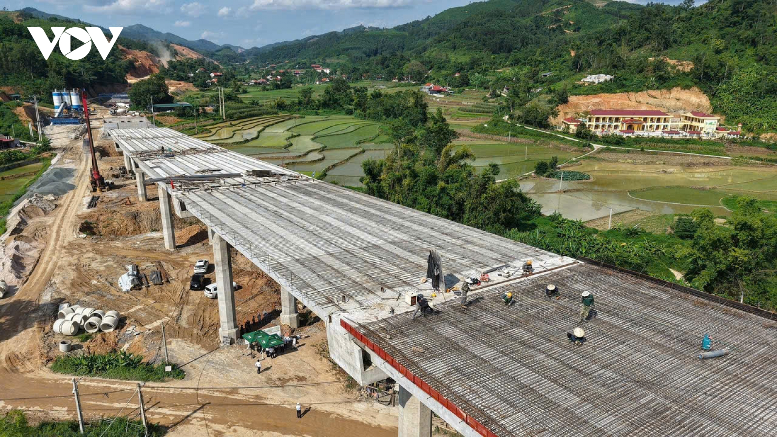 Không có ngày nghỉ lễ trên các dự án cao tốc trọng điểm, quyết tâm về đích trước tiến độ