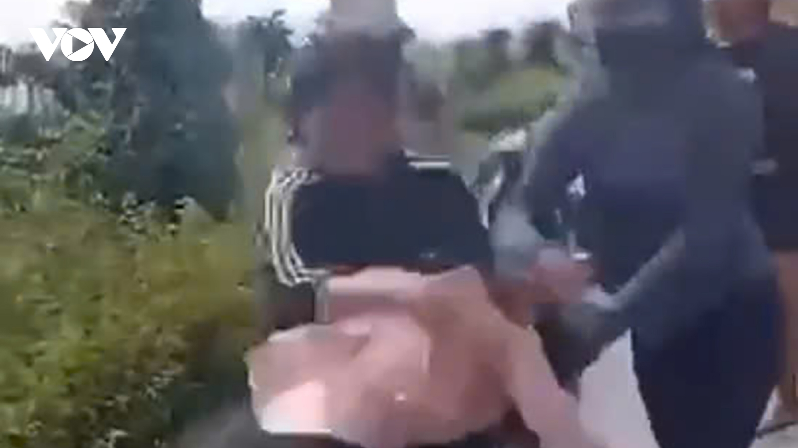 Cần Thơ đã xác minh nhóm người đánh một thiếu nữ