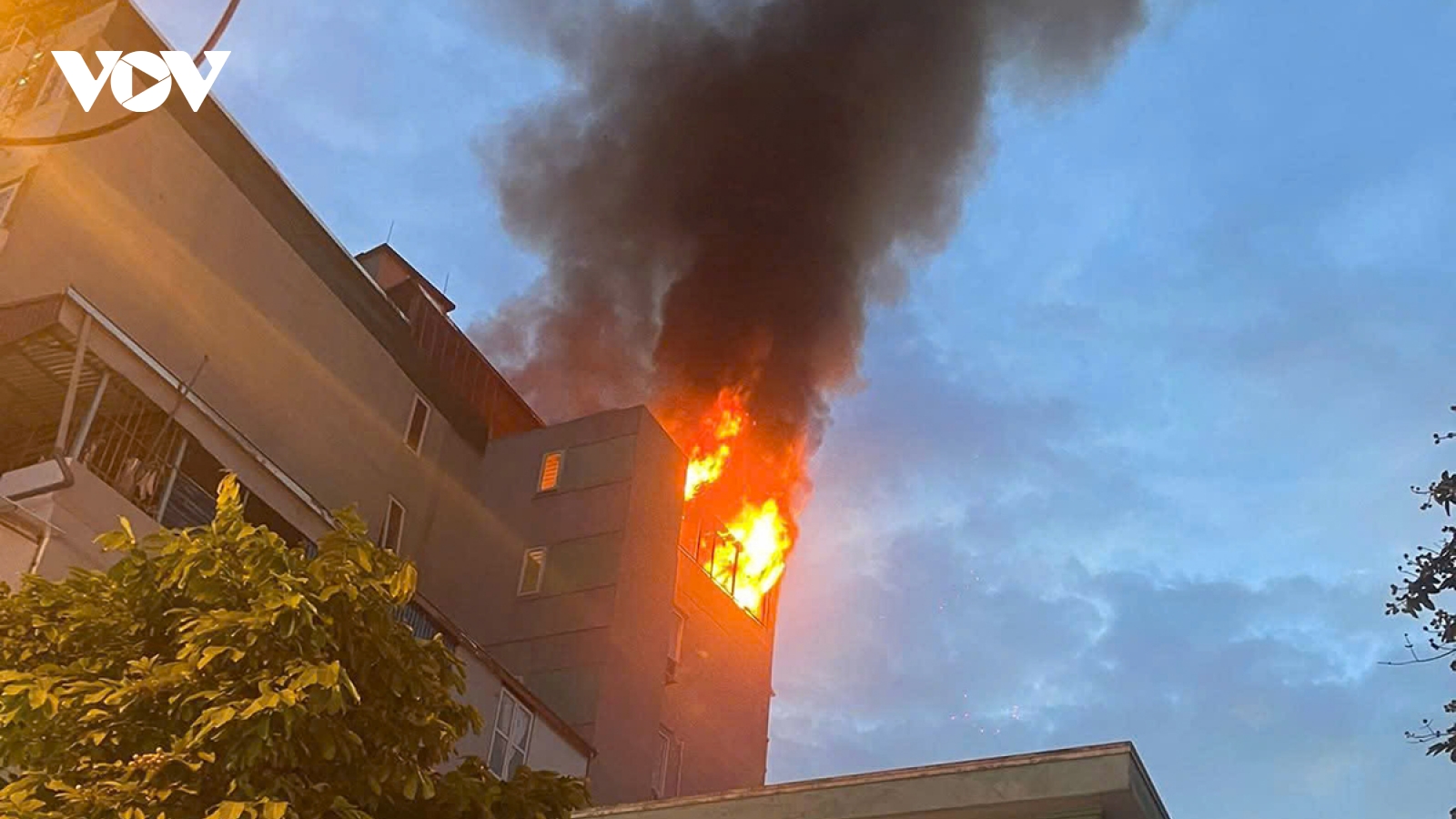 Cháy ngùn ngụt trên tầng thượng ngôi nhà ở phố Dịch Vọng, Hà Nội