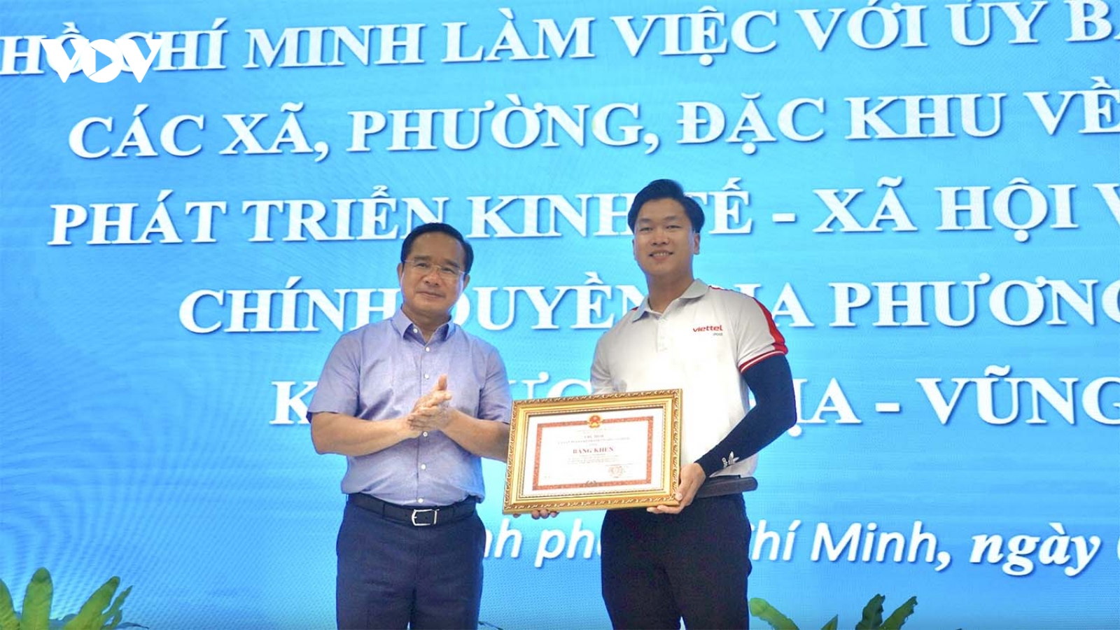 "Người hùng" cứu bé gái đuối nước được Chủ tịch TP.HCM tặng bằng khen