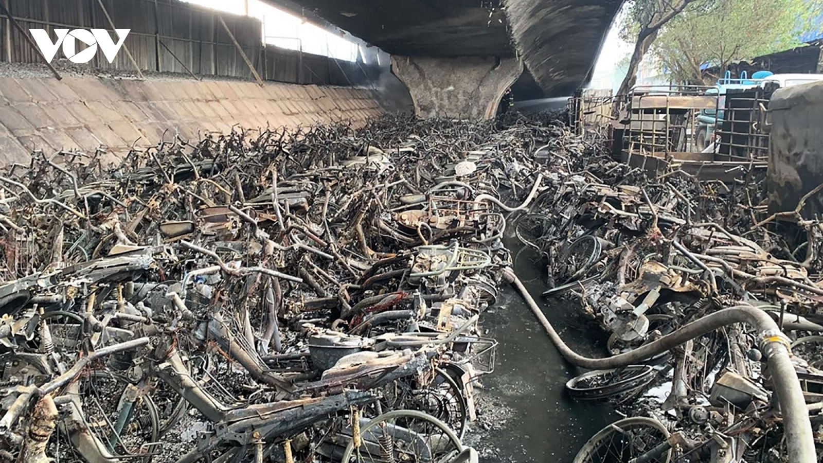 Cháy bãi xe ở cầu Vĩnh Tuy: Chủ phương tiện có được bồi thường?