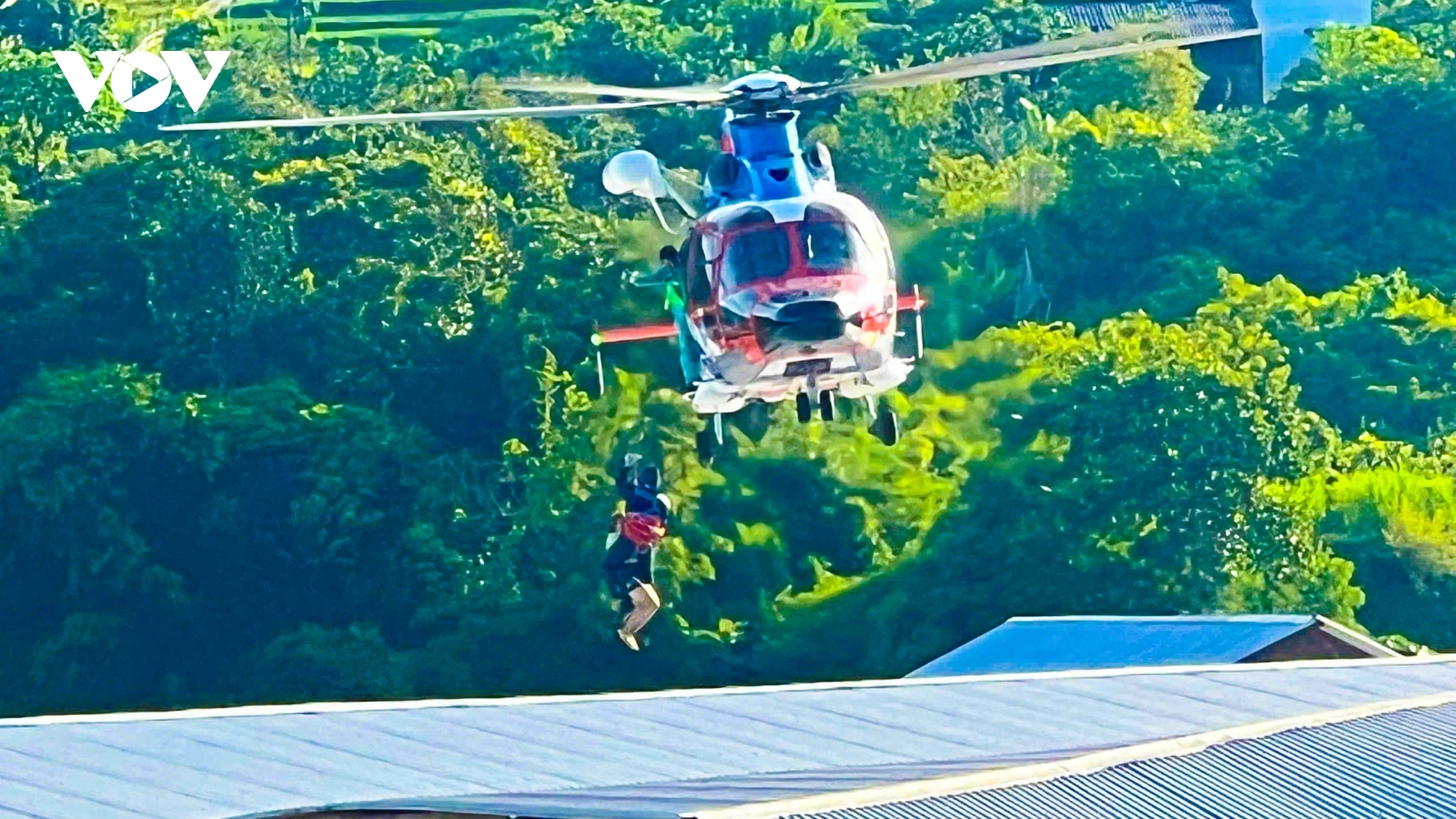 Hình ảnh trực thăng giải cứu thành công 8 người dân bị cô lập do mưa lũ ở Sơn La