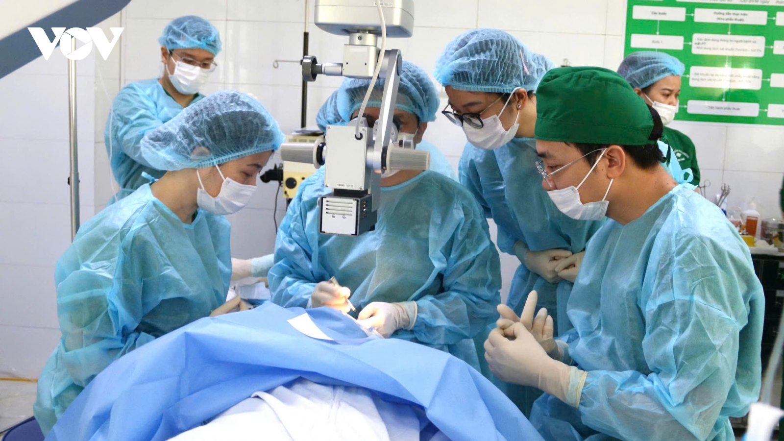 Chinh phục "kỹ thuật đích" trong nhãn khoa, từng bước khẳng định trung tâm y tế vùng