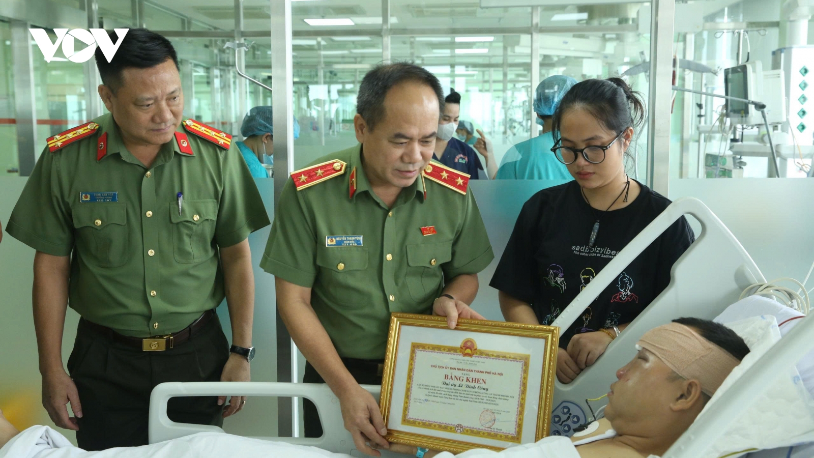 Giám đốc Công an TP Hà Nội tặng bằng khen cho Đại uý công an bị quái xế tông
