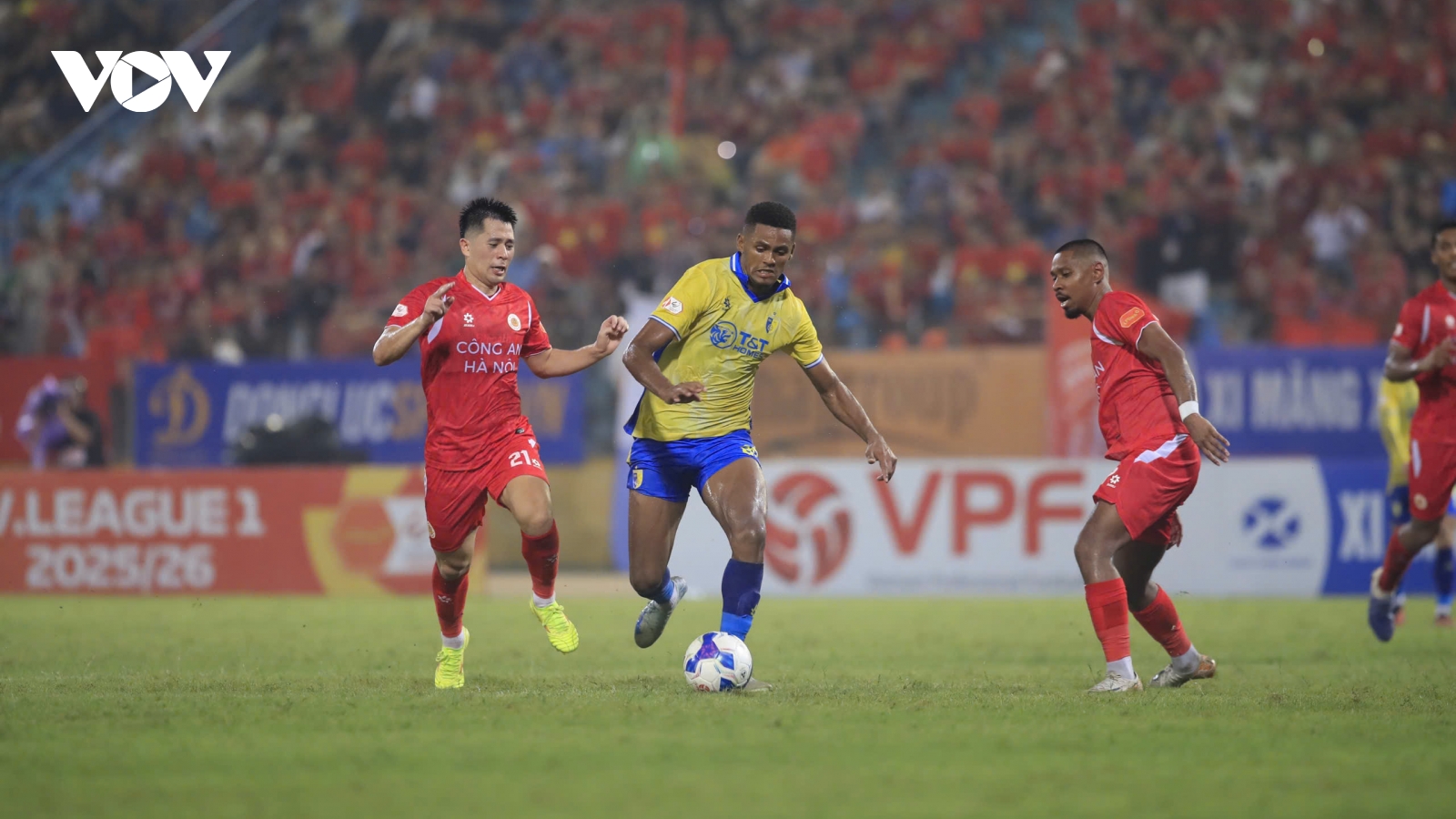 Hat-trick đầu tiên xuất hiện, Hà Nội FC xuống nhóm đua trụ hạng ở V-League 2025/2026