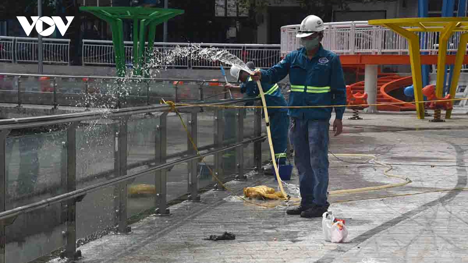 Công nhân đội nắng tất bật dọn hồ Hoàng Cầu sau mưa lớn do bão số 5