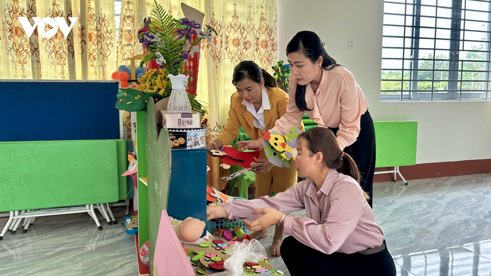 Chung tay đưa học sinh vùng biên đến trường