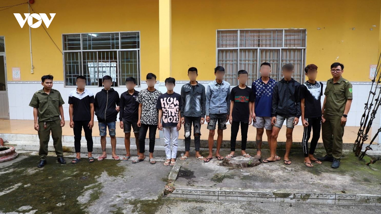 Hẹn đánh nhau không thành, nhóm thiếu niên đập phá xe người đi đường