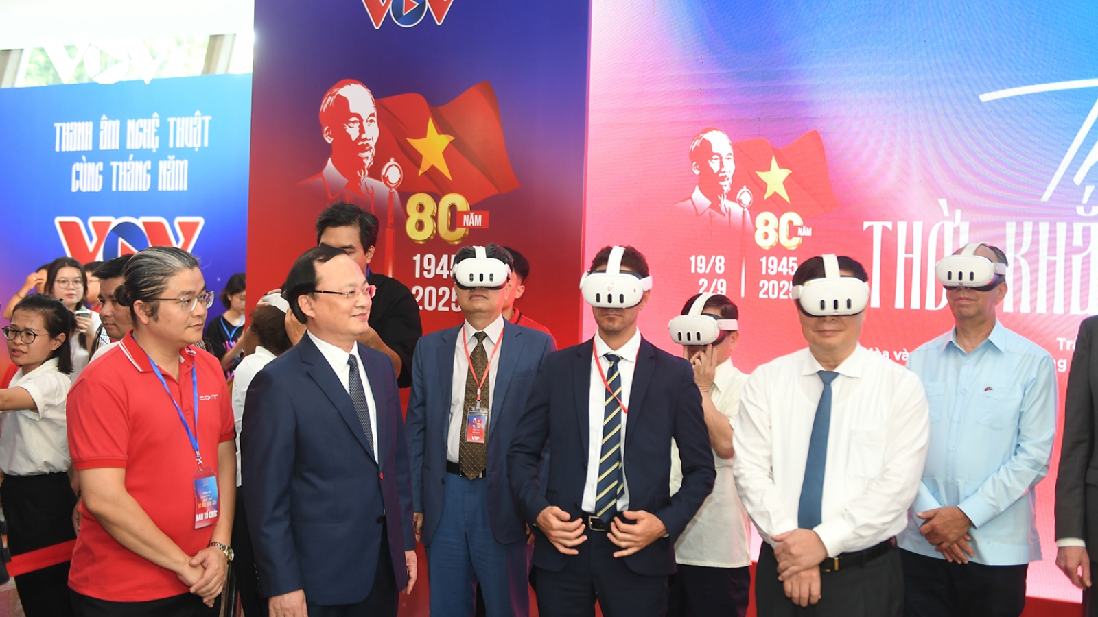 Người dân xếp hàng hàng giờ để “sống lại” ngày Quốc khánh năm 1945