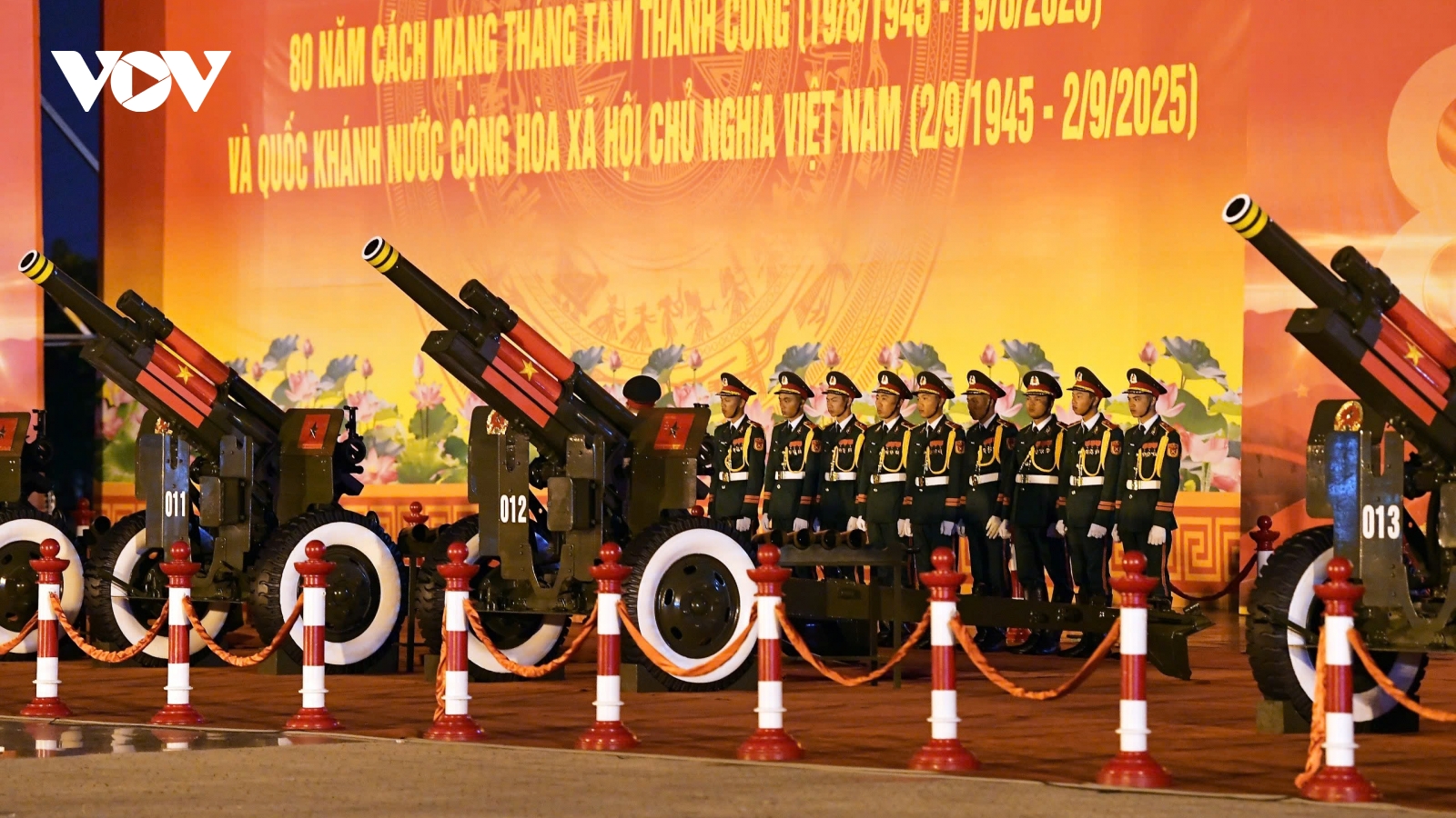 Cận cảnh dàn 15 khẩu pháo lễ 105mm trước giờ khai hỏa tổng duyệt A80