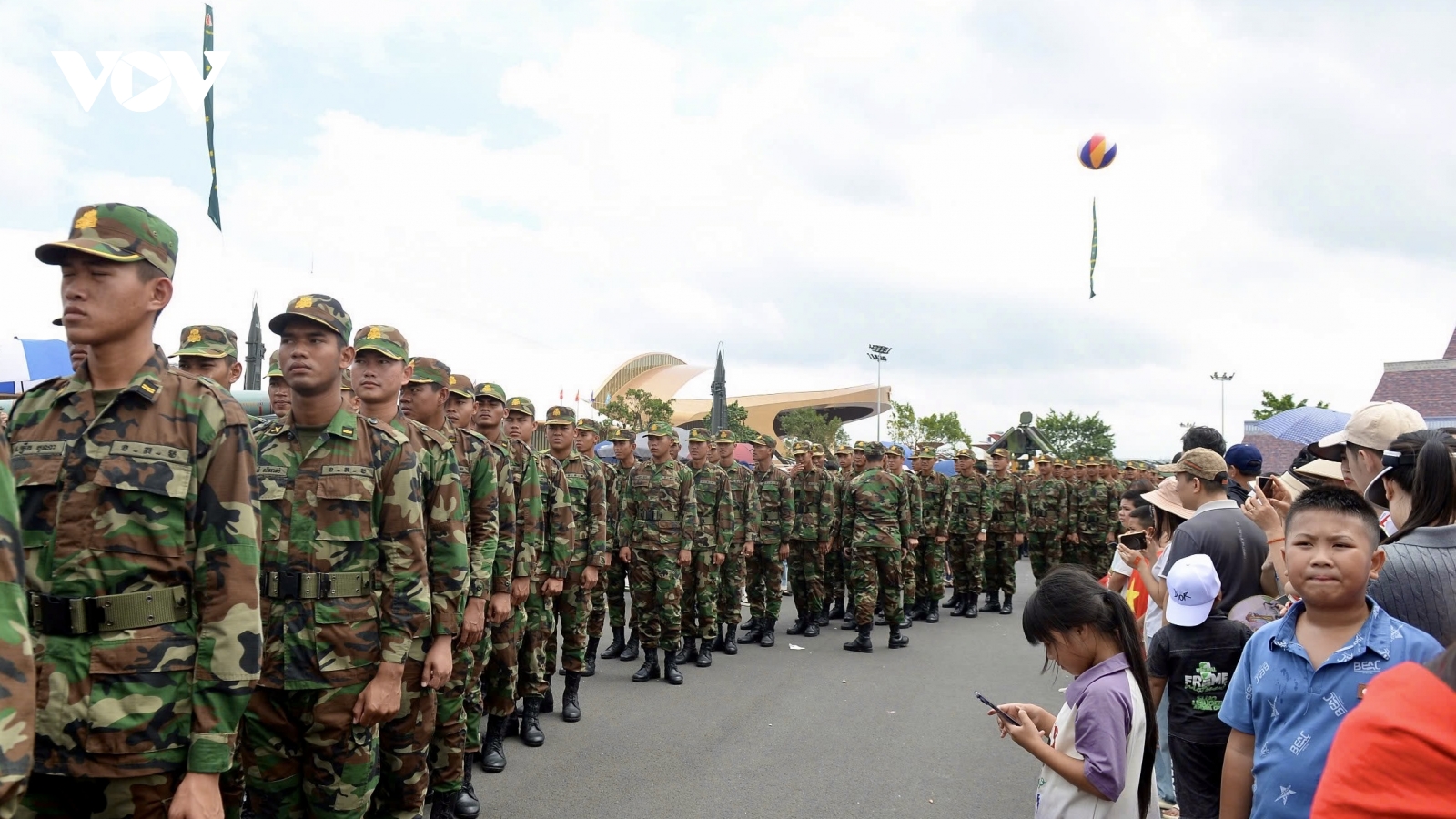 Quân nhân Nga, Lào, Campuchia tham quan dàn khí tài của QĐND Việt Nam
