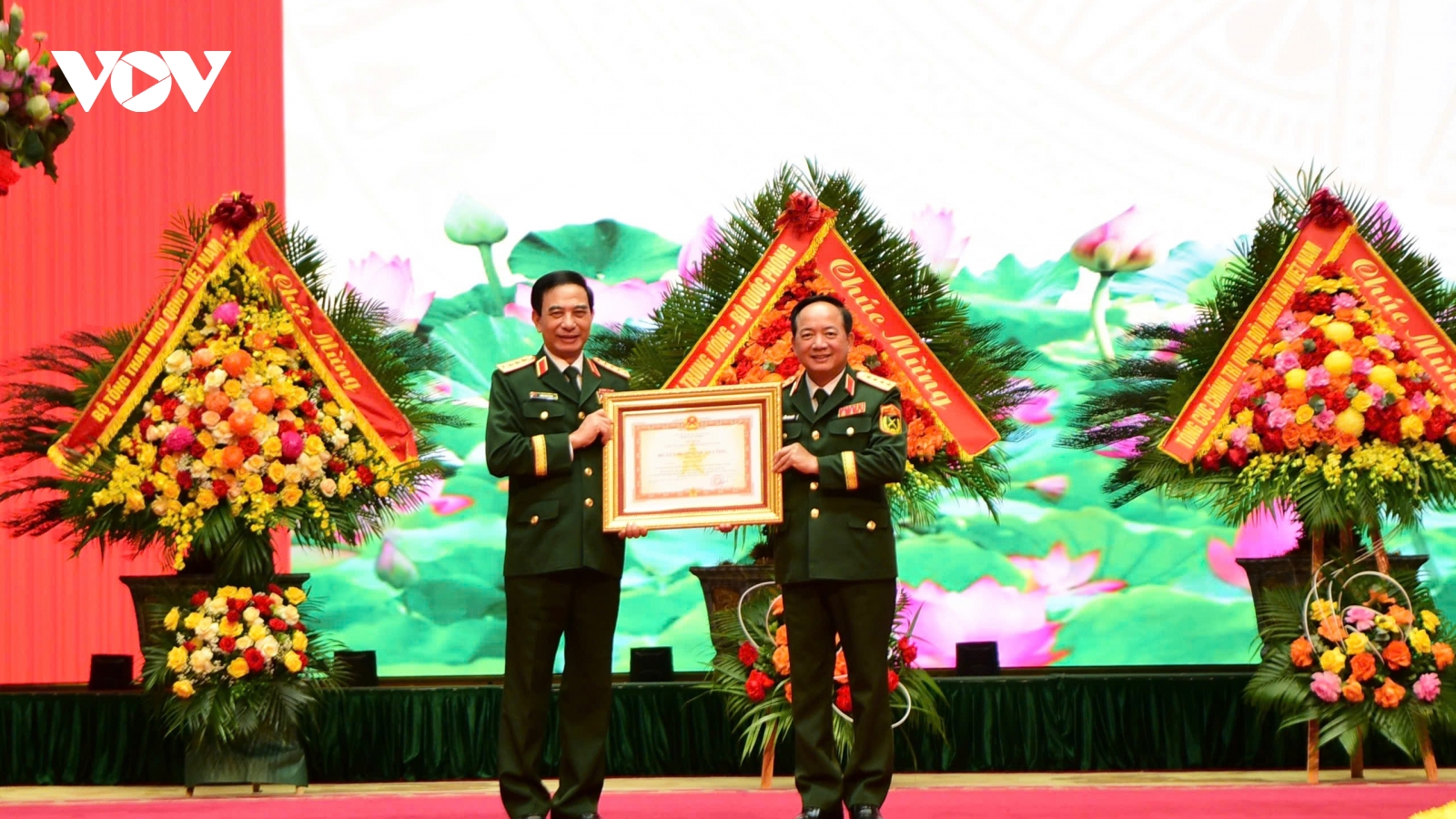 Trao Huân chương Quân công cho Đại tướng Phan Văn Giang và lãnh đạo Bộ Quốc phòng