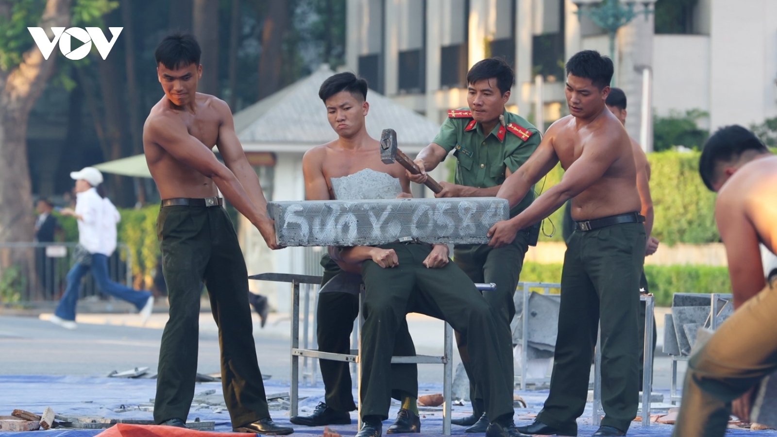 Màn trình diễn võ thuật, khí công, chống khủng bố của công an bên Hồ Hoàn Kiếm