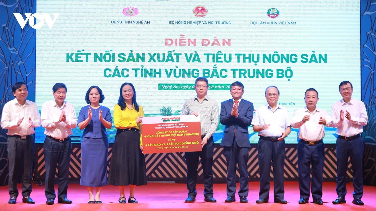 25 tấn gạo từ Diễn đàn kết nối chuỗi giá trị nông sản giúp người dân vùng lũ Nghệ An