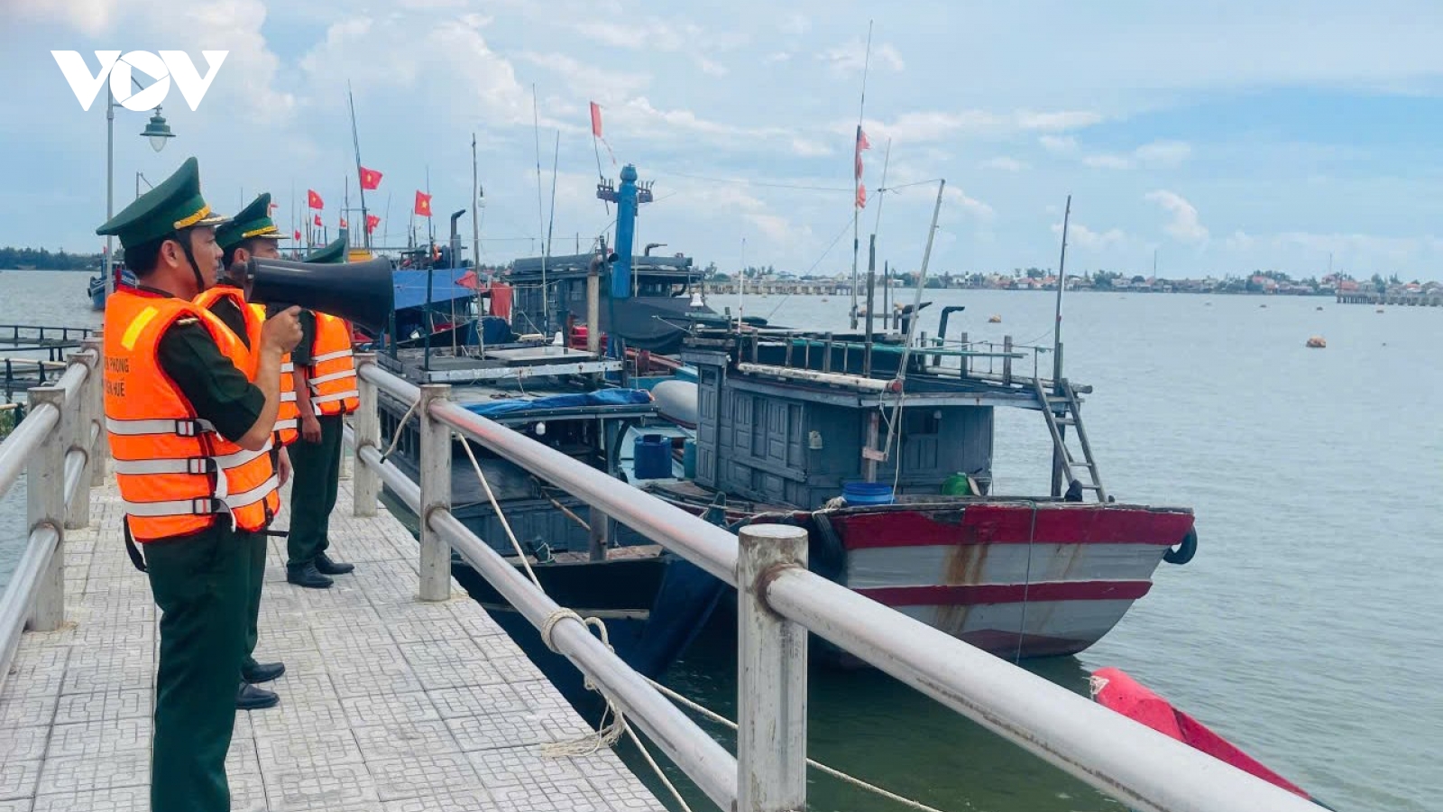 Ứng phó bão số 5, TP Huế, Đà Nẵng cấp tốc di dời người và tài sản