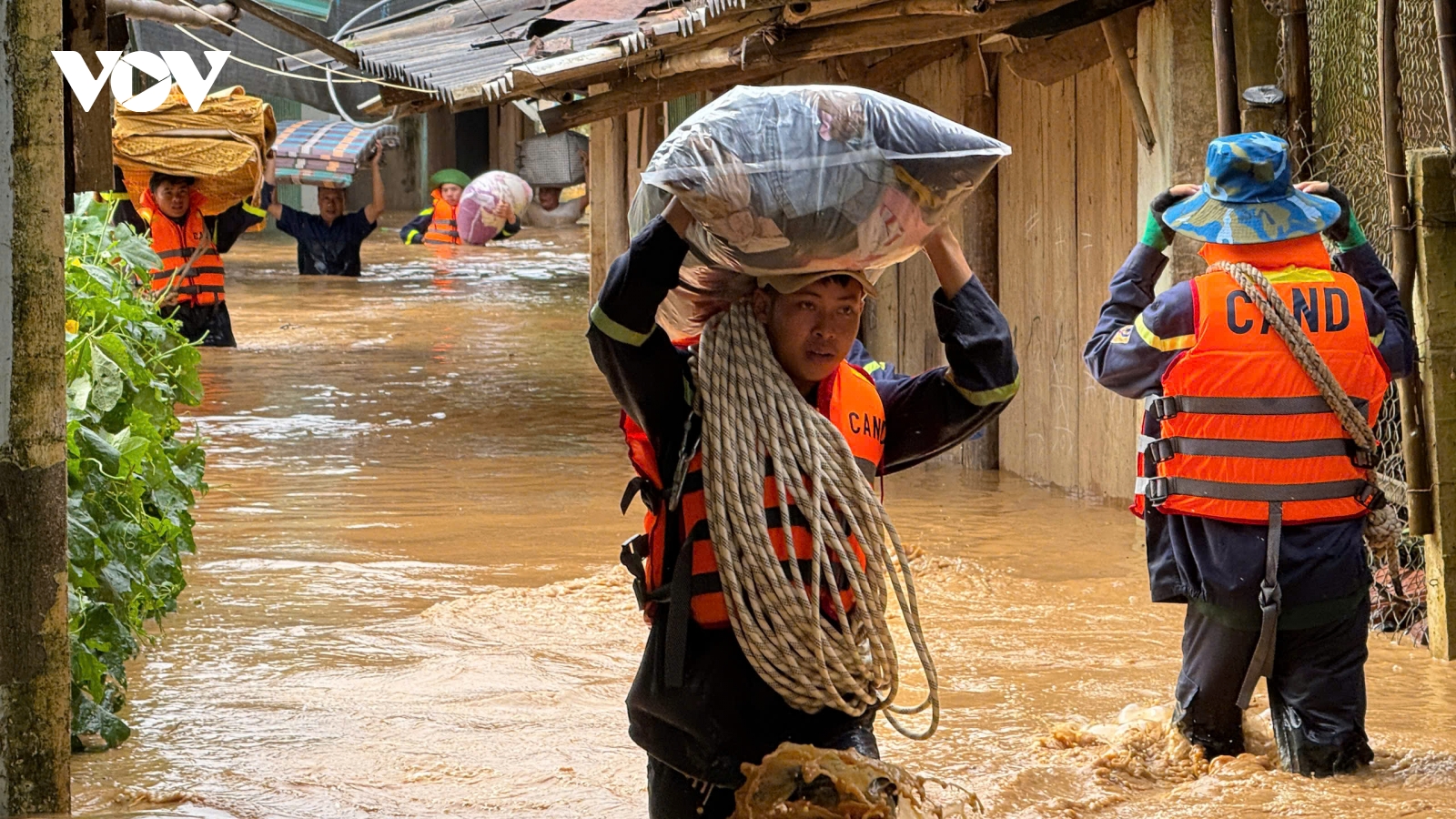 Công an Sơn La dầm mình trong lũ, hỗ trợ người dân khắc phục thiên tai