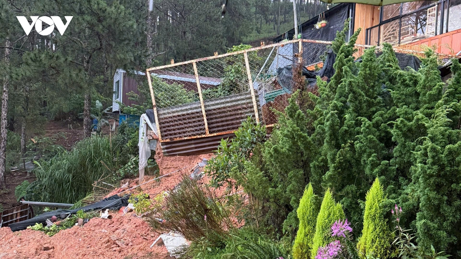 Mưa lớn gây ngập cục bộ ở Đà Lạt, 2 người tử vong do sạt lở đất