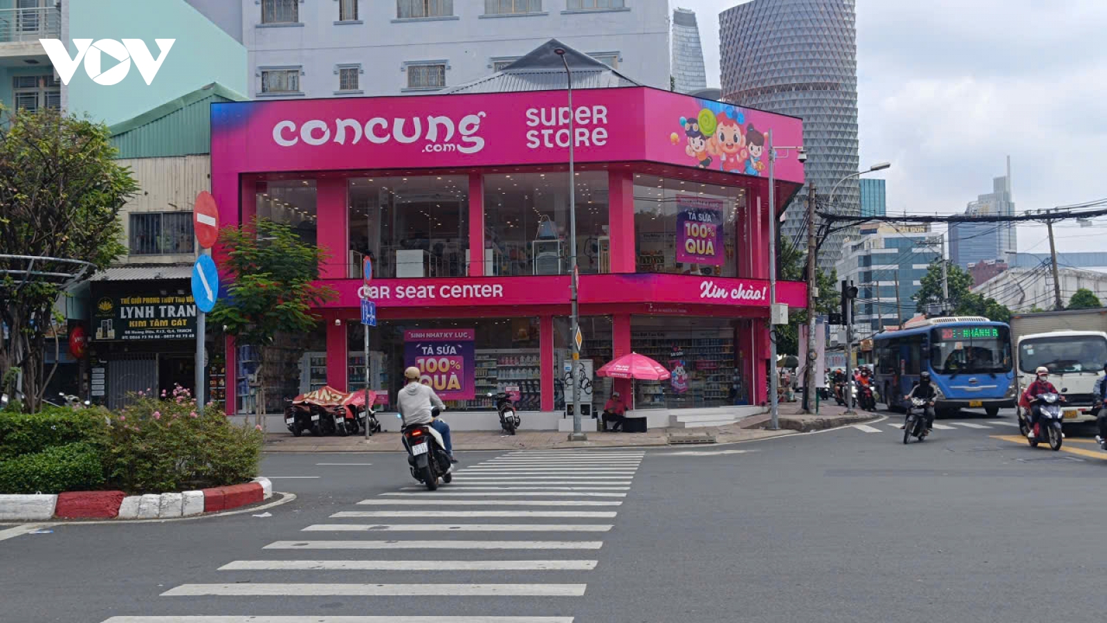 Va chạm với xe tải, người đi xe đạp thể thao ở TP.HCM tử vong