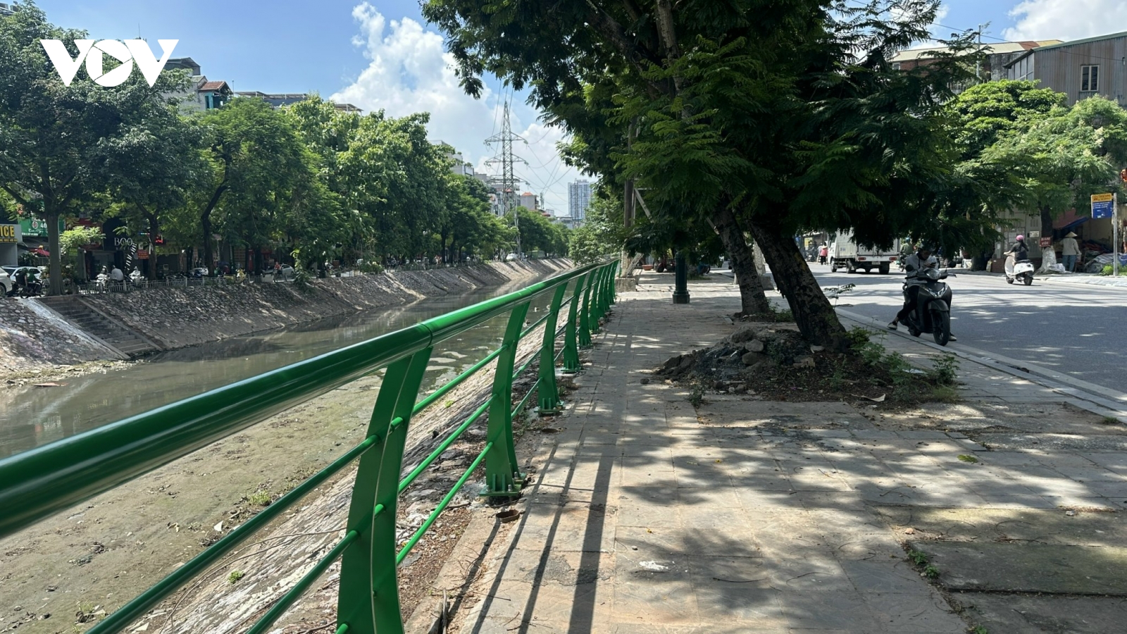 Hà Nội thay thế lan can rỉ sét dọc hai bờ sông Kim Ngưu