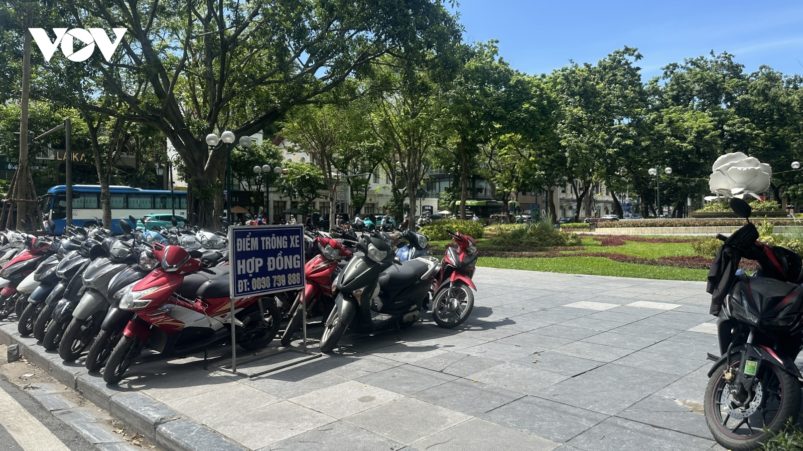 Vườn hoa công cộng Hà Nội đầu tư trăm tỷ đồng biến thành bãi đỗ xe