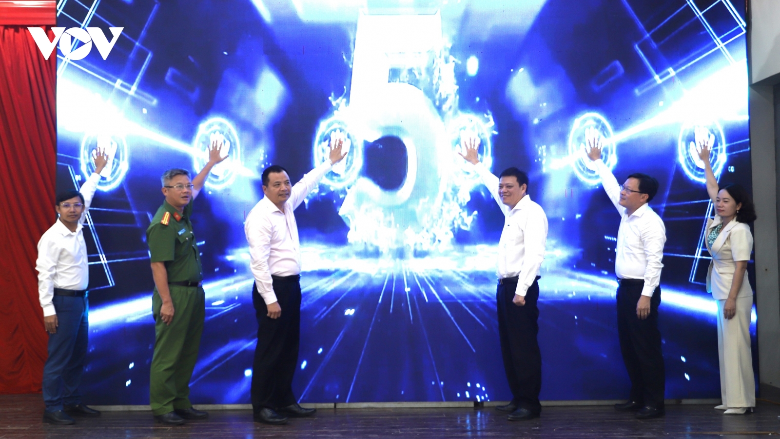 Bình dân học vụ số lấp "khoảng trống hành chính số" ở các buôn làng