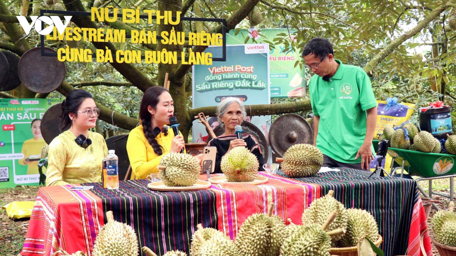 Bí thư xã livestream bán sầu riêng - lan tỏa tinh thần đổi mới từ cơ sở