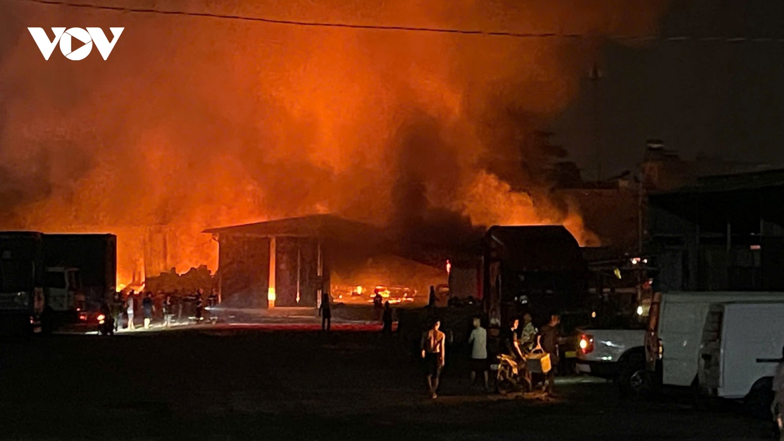 Cháy ở công ty xử lý môi trường TP.HCM, một xe tải bị thiêu rụi