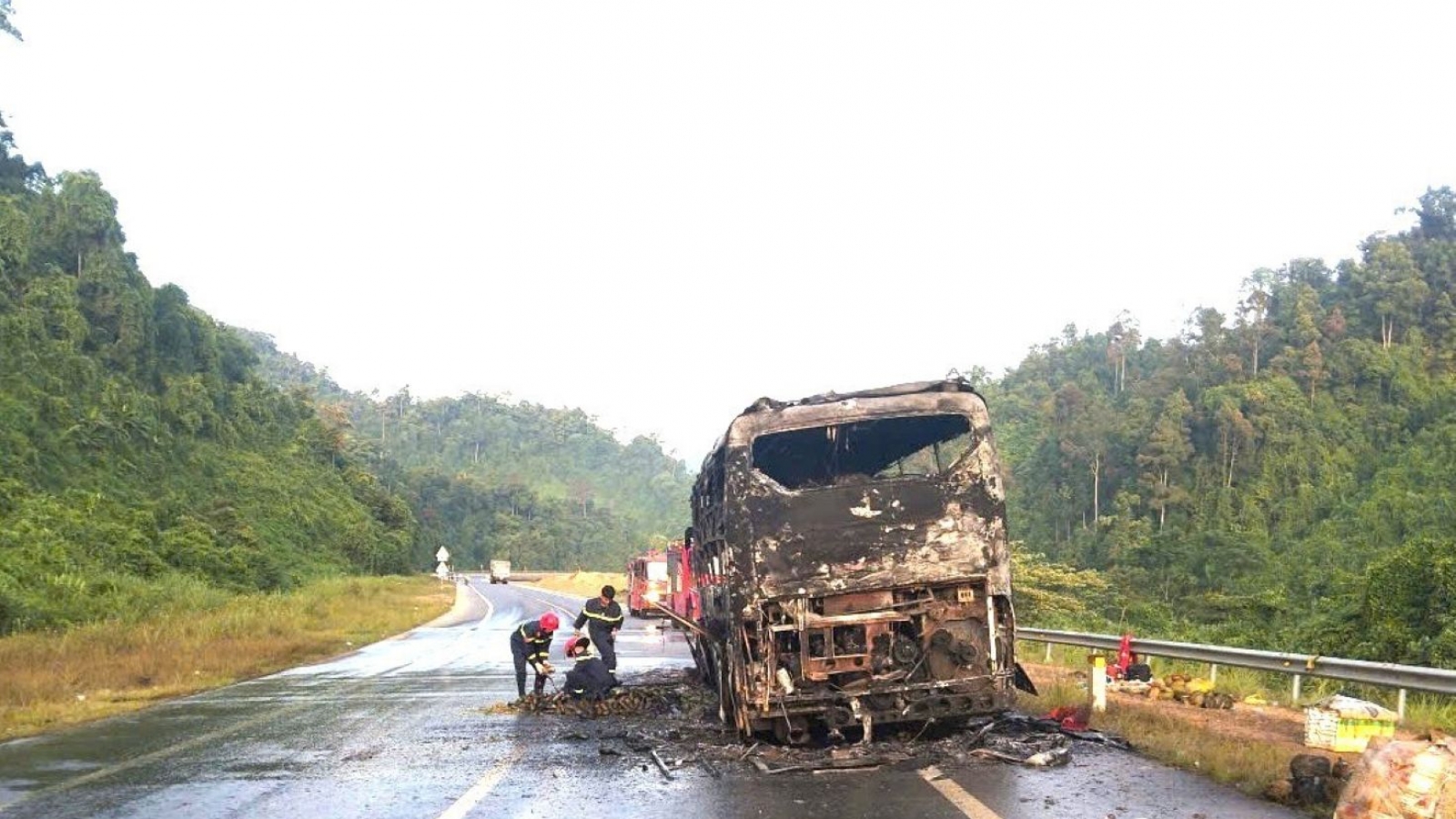 Xe khách bất ngờ bốc cháy trên tuyến La Sơn - Túy Loan